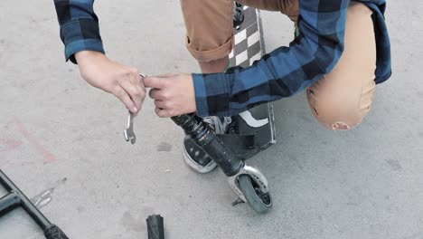 Boy-turns-the-scooter-with-the-Allen-key