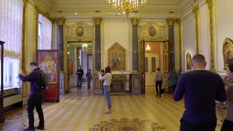 Turistas-Caminando-Y-Tomando-Fotos-En-El-Museo-Del-Hermitage,-Palacio-De-Invierno-En-San-Petersburgo,-Rusia