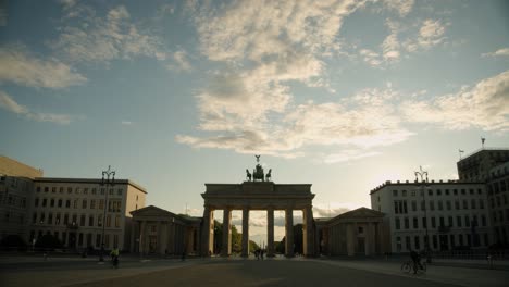 Lapso-De-Tiempo-De-La-Puerta-De-Brandenburgo-Con-Nubes-En-Movimiento-Durante-La-Puesta-De-Sol