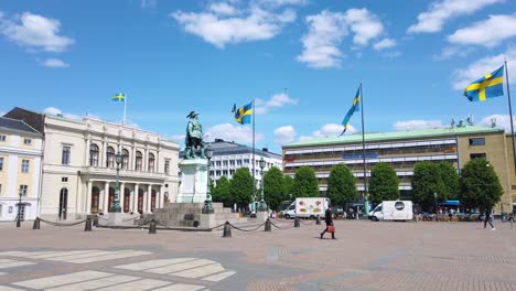 Gustaf-Adolf-Platz-Mit-Statue-Des-Königs-Und-Schwedischen-Fahnen