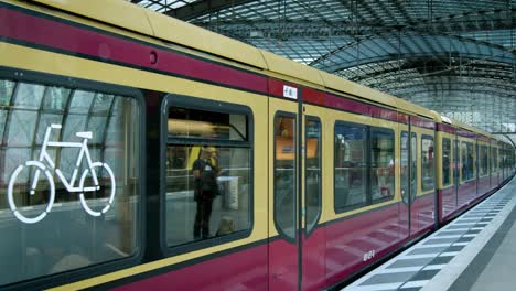 Llegando-El-Tren-S-bahn-A-La-Estación-Central-De-Berlín-En-Un-Día-Brillante
