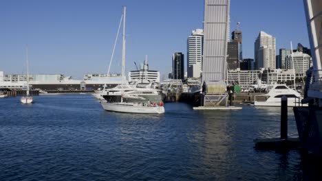 Pequeño-Velero-Saliendo-Del-Puerto-Del-Viaducto-De-Auckland-A-Través-Del-Cruce-De-Wynyard