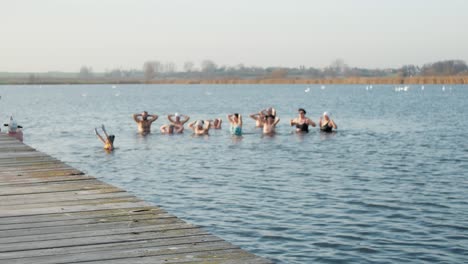 Menschen,-Die-In-Kaltem-Wasser-Schwimmen