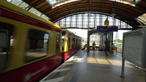 Berliner-U-bahn-zug-Fährt-Während-Der-Covid-19-pandemie-In-Berlin,-Deutschland,-Mit-Menschen-In-Masken-In-Den-Bahnhof-Ein