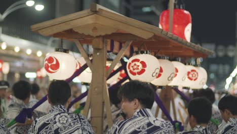 Kyoto,-Japón---Hermosas-Linternas-Con-Un-Grupo-De-Personas-En-Kimono-Tocando-Música-A-Todo-Volumen-En-El-Desfile-De-Hiyori-Kagura-Durante-El-Festival-Yoiyama-En-El-Festival-Gion-Matsuri-Por-La-Noche---Tiro-Medio