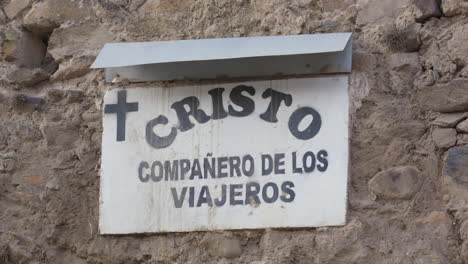 Cristo-El-Compañero-De-Los-Villanos-Street-Sign-En-Ollantaytambo-Peru-En-El-Camino-A-Machu-Picchu