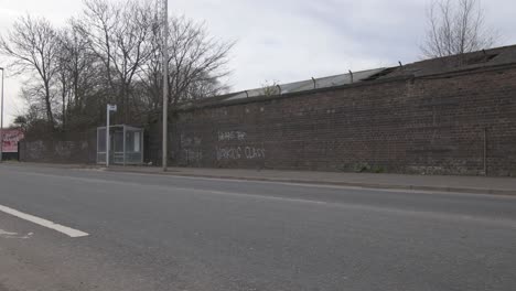 Plano-General-De-Un-Graffiti-Antigubernamental-En-Una-Pared-De-Ladrillos