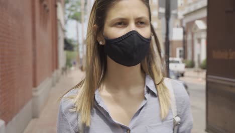 Mujer-Independiente-Caminando-Al-Trabajo-Con-Mascarilla-Negra-En-Medio-De-Una-Pandemia-Mundial