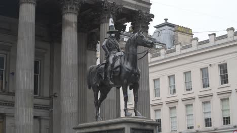 Una-Toma-Amplia-De-La-Estatua-Del-Duque-De-Wellington-Apoyando-La-Protesta-De-Black-Live-Matter