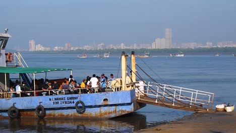 Un-Pequeño-Transbordador-Con-Pasajeros-Y-Tripulación-Esperando-A-Más-Personas-Y-Pasajeros-Cerca-De-Un-Puerto-O-Puerto-De-Fondo-De-Video