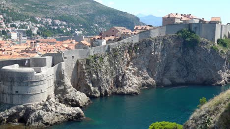 Schwenkender-Blick-Auf-Den-Südwestlichen-Abschnitt-Der-Stadtmauer-In-Der-Altstadt-Dubrovnik