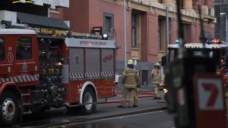 Stadtbrand-Brennbare-Verkleidungsgeräte-Auf-Der-Straße