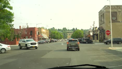 Conduciendo-A-Través-De-Un-Pequeño-Pueblo-Cerca-De-Una-Cordillera