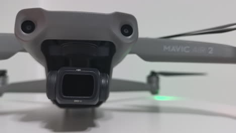 Primer-Plano-De-Video-De-Dji-Mavic-Air-2-Drone-Cardán-Calibración-De-Inicio-4k