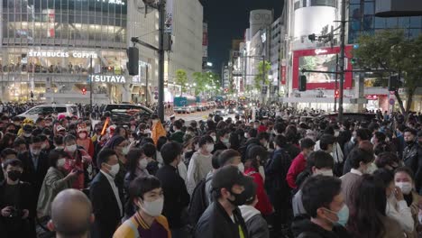 Gran-Multitud-De-Personas-Con-Máscaras-En-El-Cruce-De-Shibuya-En-La-Noche-De-Halloween-En-Tokio---ángulo-Alto,-Cámara-Lenta