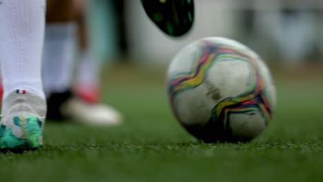 Jugadores-De-Fútbol-O-Fútbol-Calentándose-Pateando-La-Pelota-En-El-Campo
