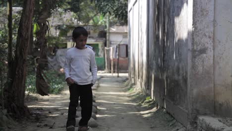 Kleiner-Junge-Entlang-Trittsteine-Im-Dorf-In-Sylhet,-Bangladesch