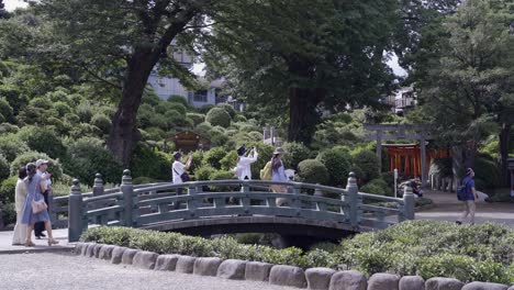 Gruppe-Japanischer-Touristen,-Die-Während-Der-Koronakrise-Einen-Tempel-Besuchen-Und-Gesichtsmasken-Tragen