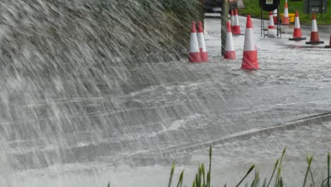 Sturm-Christoph-Auto-Fahren-Regnerisch-überschwemmung-Dorf-Straße-Spritzer-Straße-Kegel-Niedrig-Nahaufnahme
