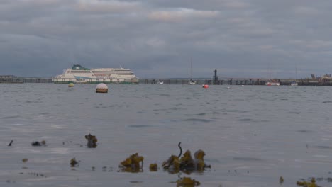 Große-Irische-Fähre-Kommt-Im-Hafen-An