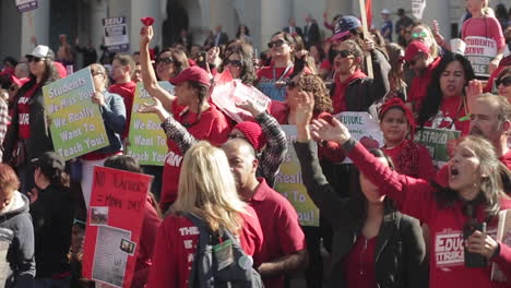 Multitud-Baila-Y-Enloquece-En-Victoria-En-Huelga-De-Maestros-De-Lausd