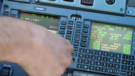 Pilotprogrammierung-Des-Flugmanagementsystems-Im-Flugzeugcockpit-Am-Flughafen-Eindhoven,-Eindhoven,-Niederlande---Nahaufnahme