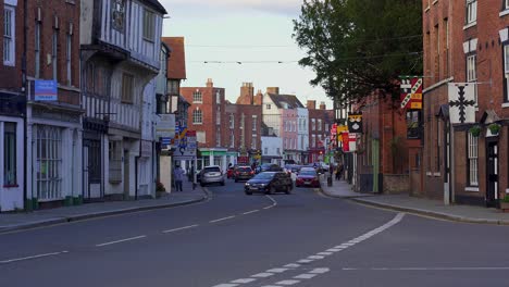 The-busy-main-street-of-Tewkesbury-with-lots-of-traffic-and-cars