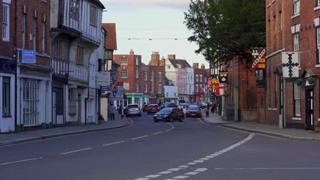 Die-Belebte-Hauptstraße-Von-Tewkesbury-Mit-Viel-Verkehr-Und-Autos