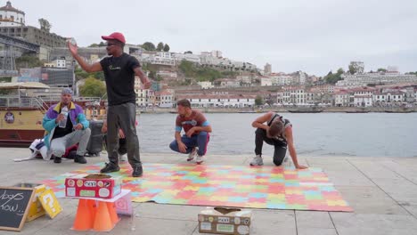 Una-Bailarina-De-Hip-hop-Se-Presenta-En-Las-Calles-De-Porto,-Portugal