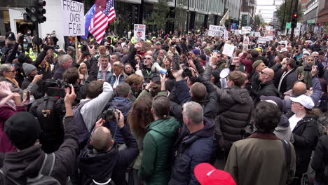 Cientos-De-Manifestantes-De-Conspiración-De-Coronavirus-Y-Qanon-Bloquean-El-Camino-En-Oxford-Street-En-Una-Protesta-Que-Se-Opone-A-Las-Medidas-De-Bloqueo-De-Covid-19-Y-Usan-Máscaras,-Además-De-Creer-Que-La-Pandemia-Es-Un-Engaño