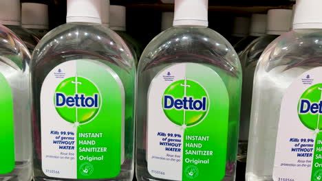 Desinfectantes-Para-Manos-Dettol-Colocados-En-El-Estante-De-Una-Tienda-De-Supermercado