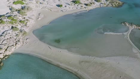 Drone-Vista-Aérea-Elafonissi-Playa-Laguna-Azul-Turquesa-Agua-Creta