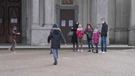 Gruppe-Von-Menschen-Mit-Masken-Vor-Einer-Kirche-In-Mailand,-Italien