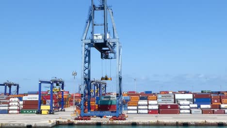 Ein-Großer-Kran-Und-Viele-Container-Im-Hafen-Von-Valencia