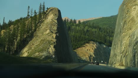 Camino-Libre-A-Través-De-Las-Cadenas-Montañosas-De-Las-Montañas-Rocosas-En-Alberta,-Canadá