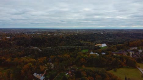 Luftaufnahme-Des-Krimulda-Palastes-Im-Gauja-Nationalpark-In-Der-Nähe-Von-Sigulda-Und-Turida,-Lettland