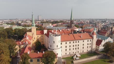 Majestuosa-Vista-Aérea-Del-Castillo-De-Riga-Con-Panorama-Panorámico-Del-Paisaje-Urbano-De-Riga,-Día