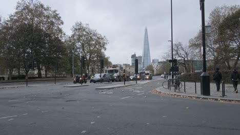 Cruce-Concurrido-En-Otoño-De-Londres-Con-Edificio-Shard-En-Segundo-Plano.