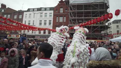Dos-Bailarines-De-Dragones-Chinos-Durante-La-Celebración-Del-Año-Nuevo-En-China-Town-Londres-2020-Antes-Del-Bloqueo-Del-Brote-De-Coronavirus