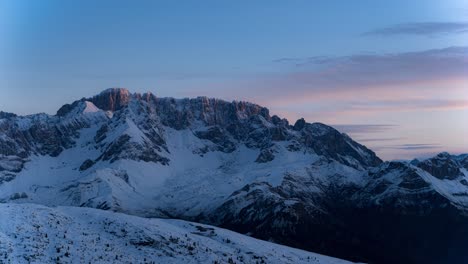 Epischer-Winter-Weitblick-Morgensonnenaufgang-Im-Zeitraffer-über-Den-Schneebedeckten-Bergen-In-Italien