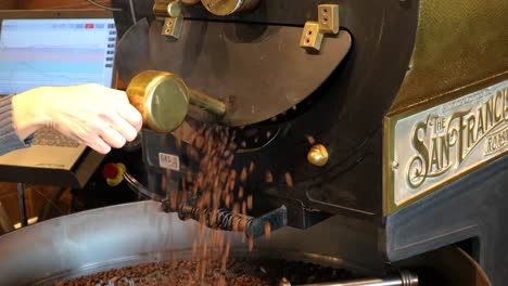 Mano-De-Mujer-Abriendo-La-Puerta-De-La-Secadora-De-Un-Tostador-De-Café-Comercial