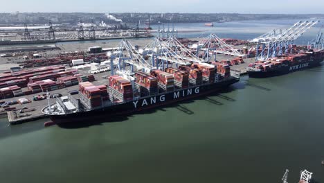 Ein-Hochseetüchtiges-Containerschiff-Wird-Entladen,-Hafen-Von-Tacoma,-Luftumlaufbahn