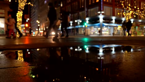 Reflexion-Der-Innenstadt-Von-Denver-Bei-Nacht-Blick-Auf-Eine-Pfütze