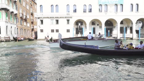 Touristen-In-Gondel,-Venedig,-Zeitlupe