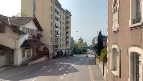 Vistas-Mientras-Conduce-Y-Llega-Y-Conduce-Por-La-Ciudad-De-Montreux,-Suiza,-Junto-Al-Lago-De-Ginebra