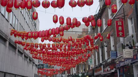 Gimbal-Pfanne-In-Zeitlupe-Von-Chinatowns-Chinesischen-Laternen,-Die-Sich-An-Einem-Bewölkten-Tag-In-London-Im-Wind-Wiegen