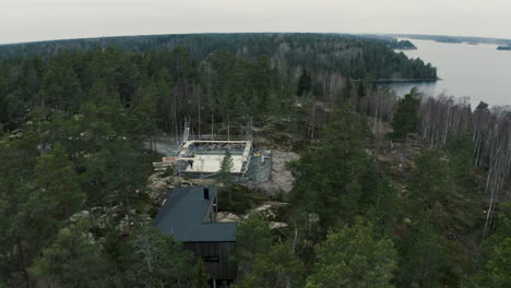 Modernes-Haus,-Das-Auf-Einem-Berg-In-Den-Stockholmer-Schären-Gebaut-Wird,-Antenne