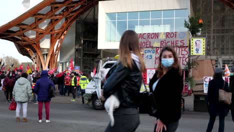 Manifestación-Contra-La-Propuesta-De-Ley-De-Seguridad,-Junto-Al-Pompidou,-El-Arte-Moderno-Y-Contemporáneo