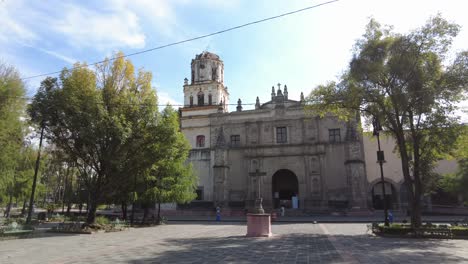 Usually-one-of-the-most-popular-and-visited-spots-in-Mexico-City-by-both-national-and-international-tourists,-downtown-Coyoacan-looks-like-a-ghost-town-during-the-COVID-19-lockdown