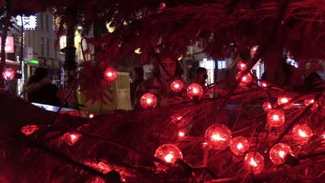 Acercándose-A-Una-Persona-Tomando-Fotos-En-Un-árbol-De-Navidad-En-La-Calle-Grafton-Con-Luces-A-Su-Alrededor-Y-Gente-En-El-Fondo